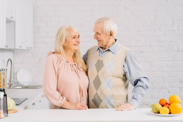 Seniorenpaar Kocht Gemeinsam — Stockfoto
