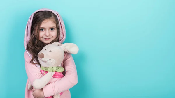 Mała Dziewczynka Stojąca Króliczkiem Zabawka — Zdjęcie stockowe