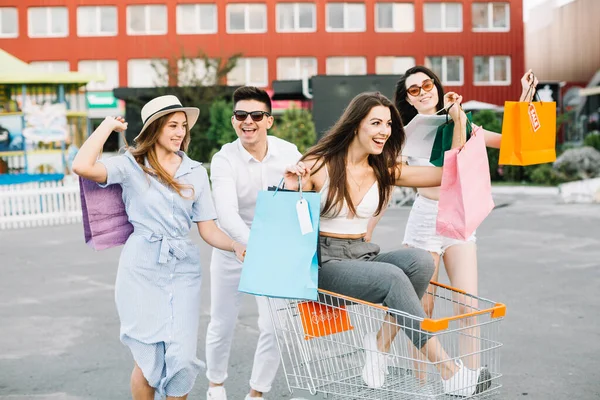 Freunde Haben Spaß Nach Dem Einkauf — Stockfoto