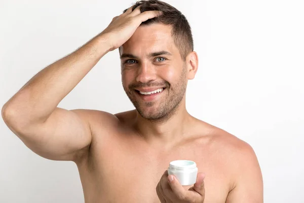 Πορτρέτο Χαρούμενος Άνθρωπος Εφαρμογή Κερί Μαλλιών Στέκεται Πάνω Λευκό Φόντο — Φωτογραφία Αρχείου