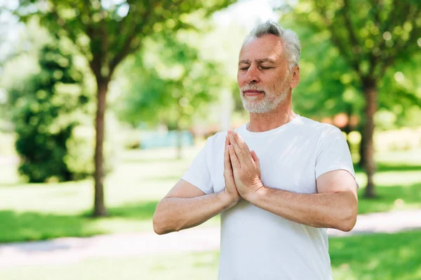 手で瞑想するサイドビューマン — ストック写真