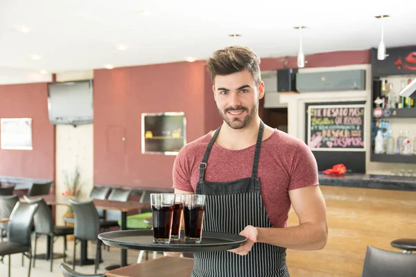 Sonriente Joven Sirviendo Vasos Bebidas Restaurante — Foto de Stock