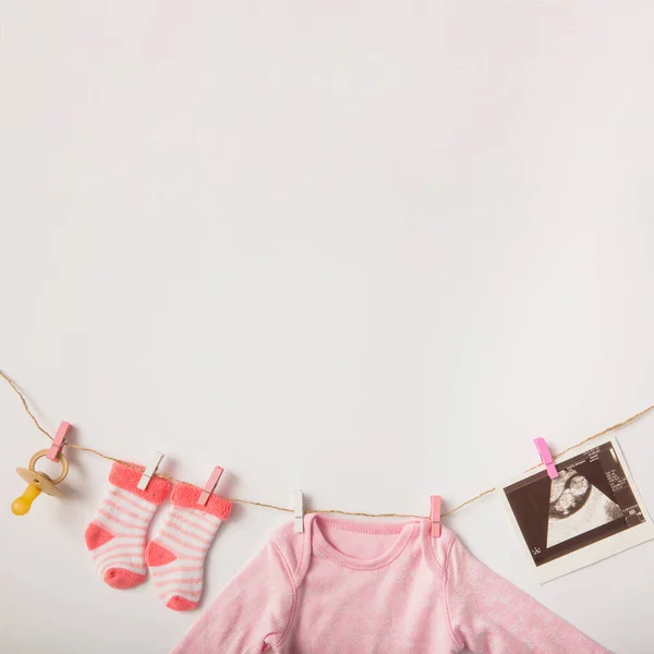 Dudlík Sonografie Obrázek Ponožky Baby Oblečení Závěsné Prádlolinka Bílé Pozadí — Stock fotografie