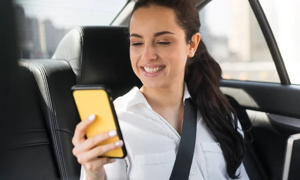 Passagier Met Behulp Van Haar Mobiele Telefoon Auto — Stockfoto