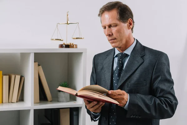 Volwassen Man Lezen Juridische Boek Rechtszaal — Stockfoto