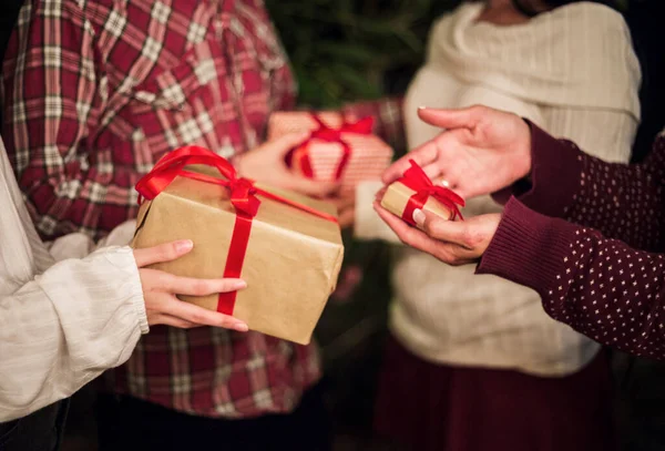 Mains Les Gens Échangeant Des Cadeaux Noël — Photo