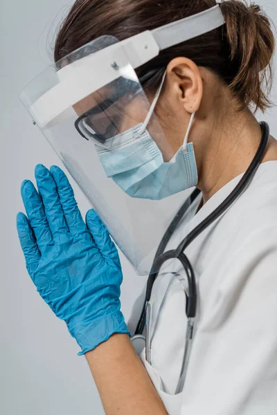 Seitenansicht Ärztin Mit Medizinischer Maske Gesichtsschutz Betend — Stockfoto