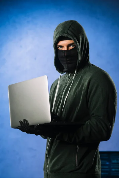 Haker Laptopem Tle Zbliżenie — Zdjęcie stockowe