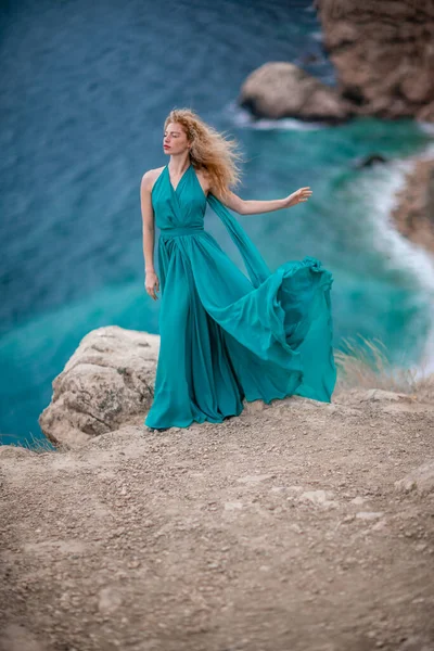 Woman Emerald Dress Fashion Model Long Silk Wings Flowing Dress — Stock Photo, Image