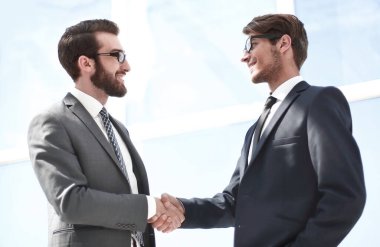 karşılıklı iş ortakları parlak bir ofiste