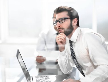 düşünceli çalışan Resepsiyon ofiste oturan