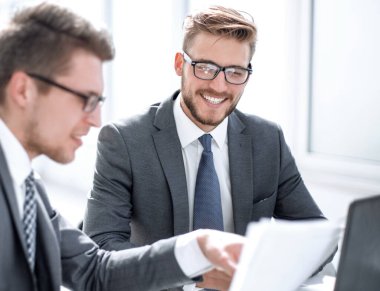 İş ortakları iş belgesini tartışıyor.