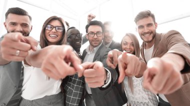 Grup başarılı iş adamları sana işaret