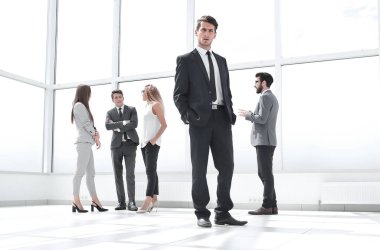 geniş bir salonda ayakta alt view.confident iş adamı