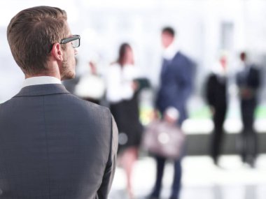 Ofis penceresinin yanında duran iş adamı.