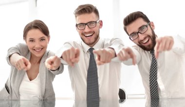 Seni işaret eden bir grup başarılı genç adam.