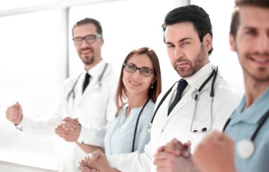 Doktorlar ve hemşireler ellerini tutun.