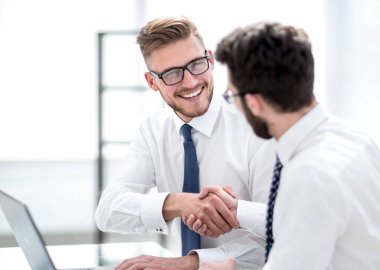 yan view.smiling çalışanlar el sıkışan