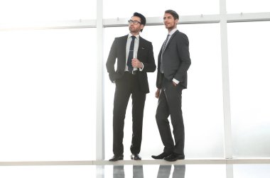 büyük ofis pencere duran iki iş adamları