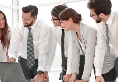 İş ekibi çevrimiçi bilgileri tartışıyor