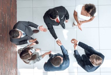 Üst Manzara. İş ortakları el sıkışıyor