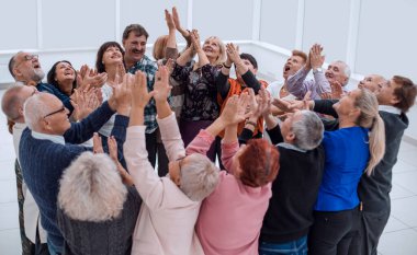 Bir grup insan yıllardır kendilerini alkışlıyor.