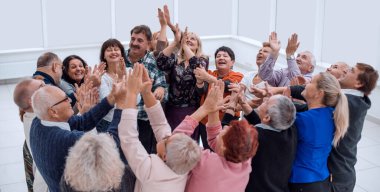 Bir grup insan yıllardır kendilerini alkışlıyor.