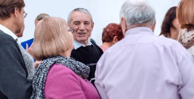 Seminer etkinliğindeki yaşlılar. Konferansta birçok yaşlı