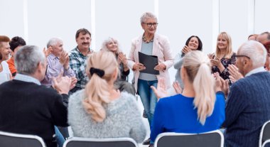 Seminer etkinliğindeki yaşlılar. Konferansta birçok yaşlı