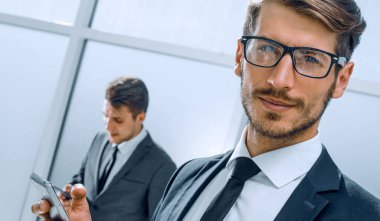 Genç iş kadınları pay haberdar etmek üstünde hareket eden telefon