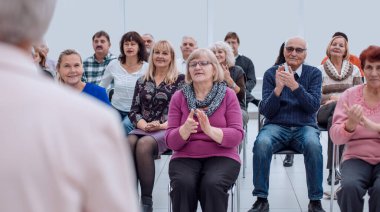 Seminer etkinliğindeki yaşlılar. Konferansta birçok yaşlı