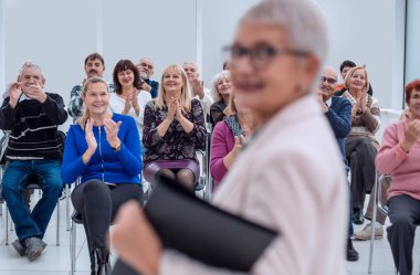 Seminer etkinliğindeki yaşlılar. Konferansta birçok yaşlı