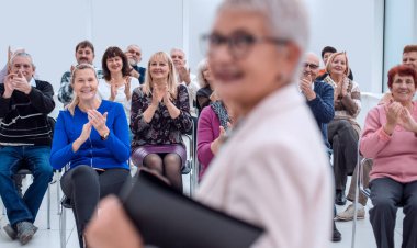 Seminer etkinliğindeki yaşlılar. Konferansta birçok yaşlı