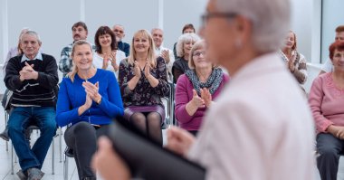  Seminer etkinliğindeki yaşlılar. 