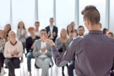Dikiz aynası. Genç konuşmacı çalışma grubu için bir rapor hazırlıyor