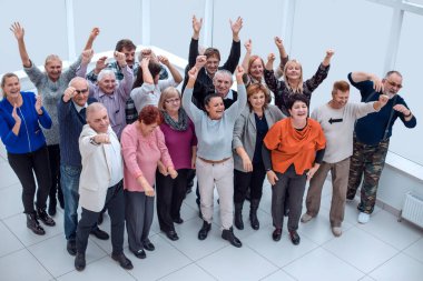 Bir grup olgun arkadaş el kaldırdı ve kutladı. 