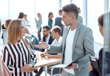 Genç çalışan meslektaşlarına bir şey anlatıyor..