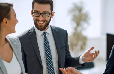 iş arkadaşları ofiste ayakta fikirleri tartışmak