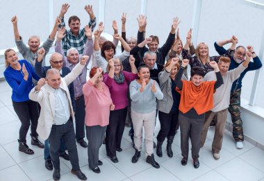 Bir grup yaşlı arkadaş el kaldırdı ve kutladılar. 