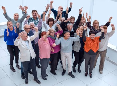 Bir grup yaşlı arkadaş el kaldırdı ve kutladılar. 