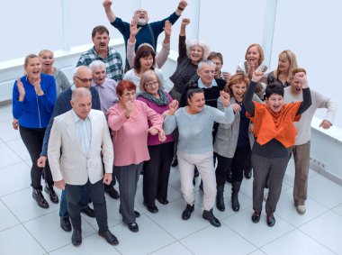 Bir grup yaşlı arkadaş el kaldırdı ve başarıyı kutladı.