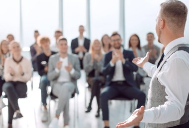 Seminere katılanlar konuşmacıyı alkışlarla desteklediler.