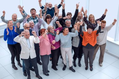 Bir grup yaşlı arkadaş el kaldırdı ve kutladılar. 