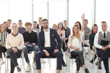 Öğrenciler iş semineri sırasında soru soruyorlar