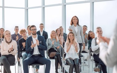 Bir iş seminerinde konferans veren bir konuşmacı görüntüsü