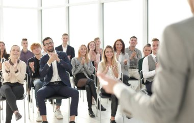 Bir iş seminerinde konferans veren bir konuşmacı görüntüsü