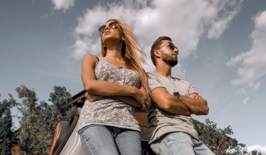 Alt görünümü. akşam onların car yakınındaki çift ayakta.