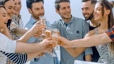 yaratıcı iş takım başarılarını kutluyor