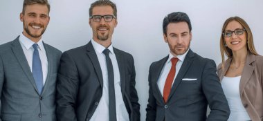 Grup yan yana duran iş adamları.