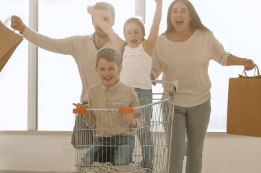 mutlu aile arabası ve çocuklar